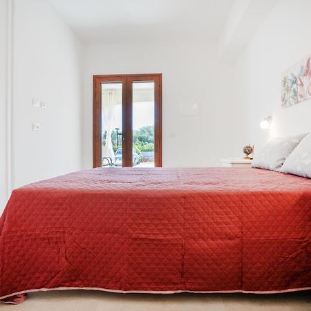 Ambra Holiday Rooms - Rooms & Beach Сан Теодоро Екстериор снимка