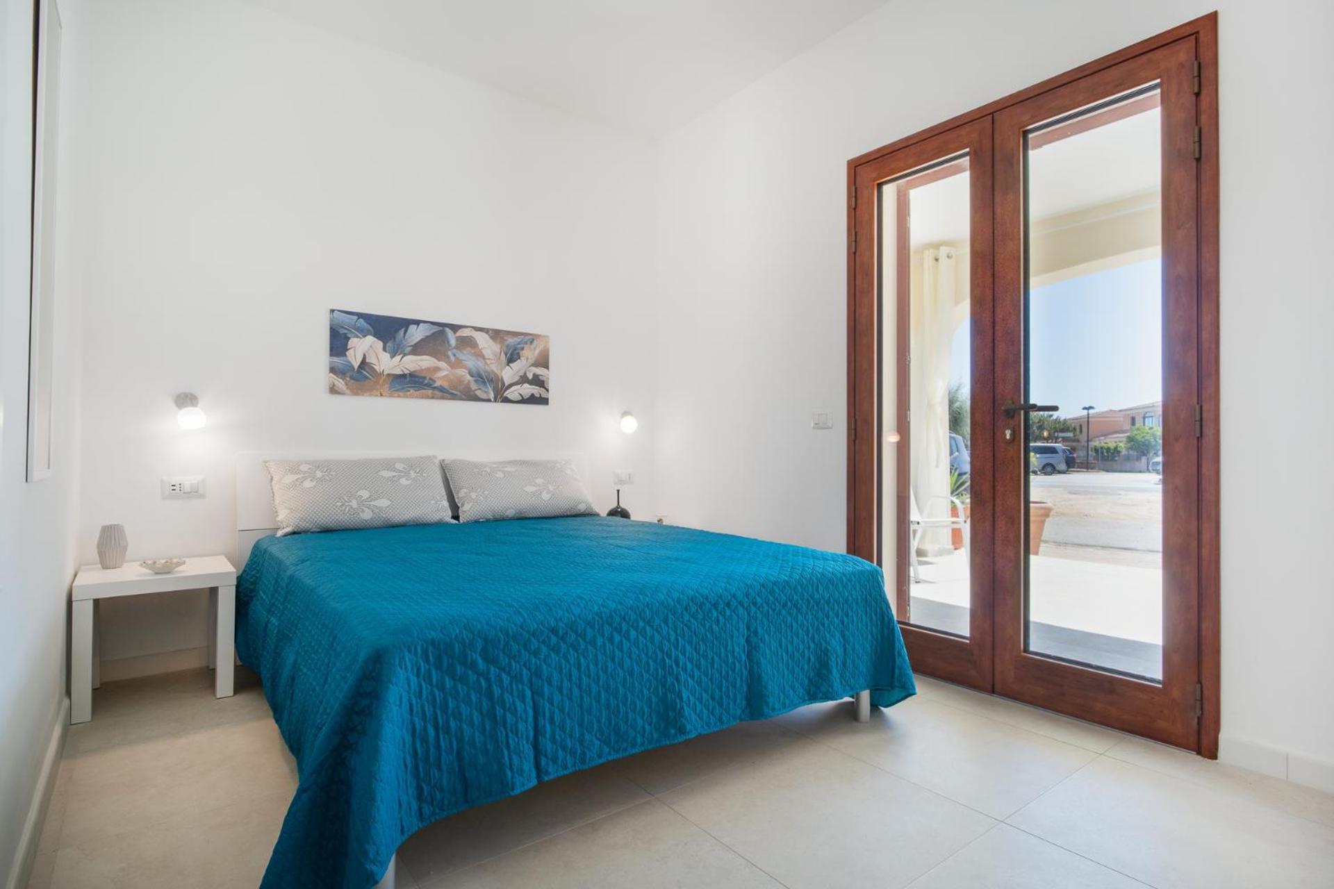 Ambra Holiday Rooms - Rooms & Beach Сан Теодоро Екстериор снимка