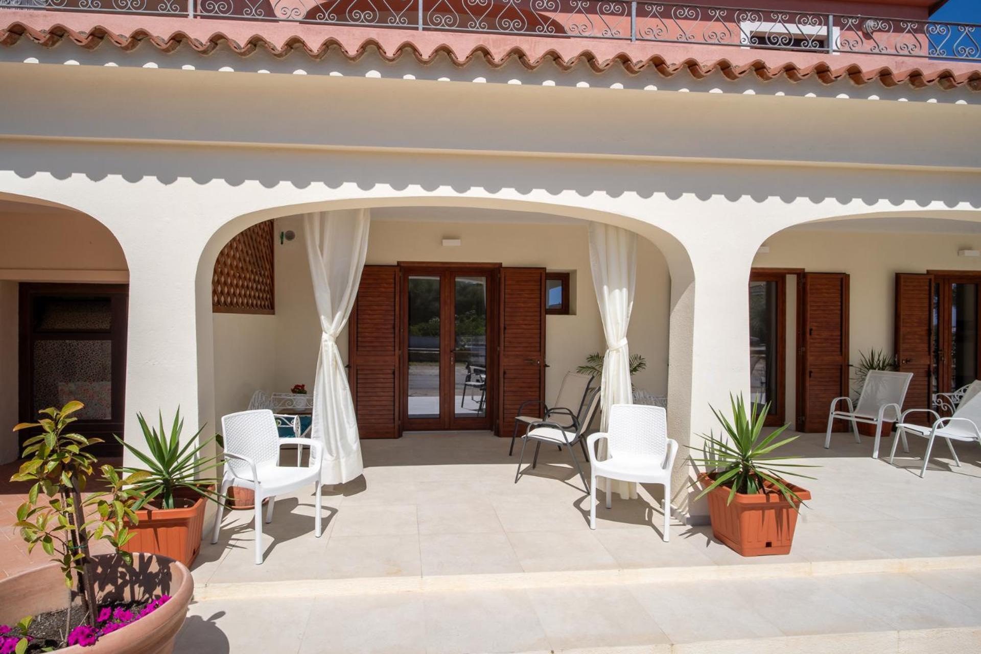 Ambra Holiday Rooms - Rooms & Beach Сан Теодоро Екстериор снимка