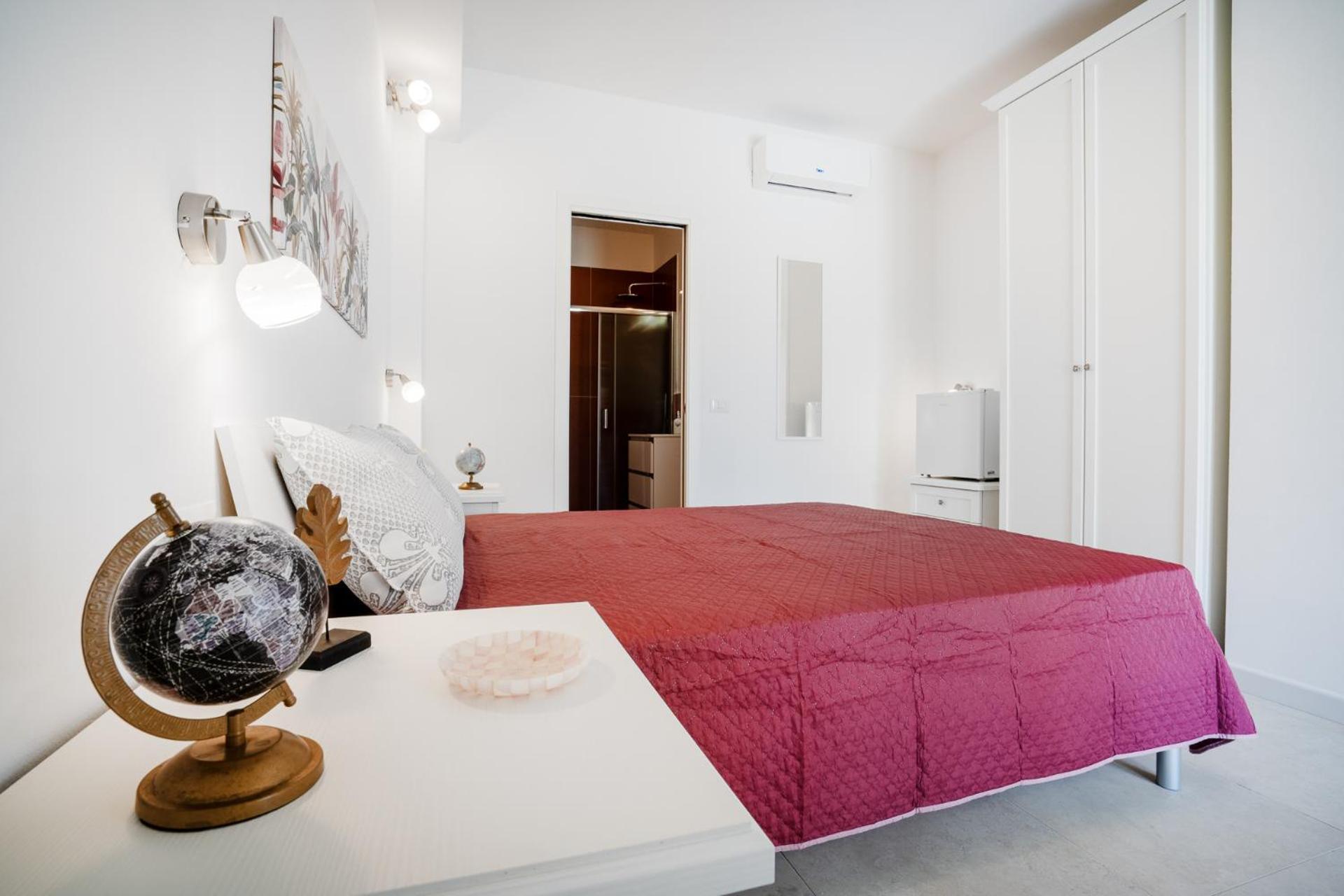 Ambra Holiday Rooms - Rooms & Beach Сан Теодоро Екстериор снимка