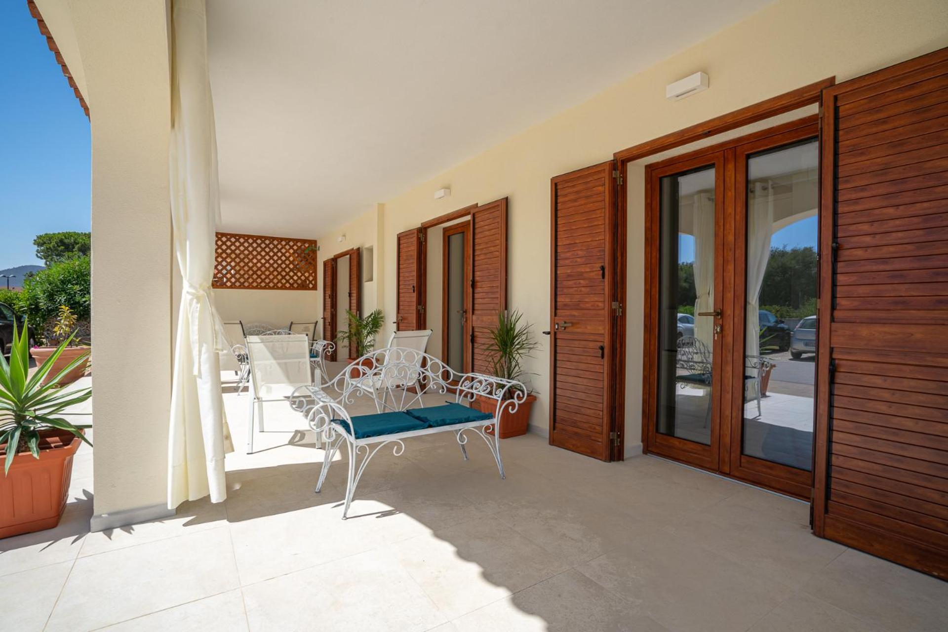 Ambra Holiday Rooms - Rooms & Beach Сан Теодоро Екстериор снимка